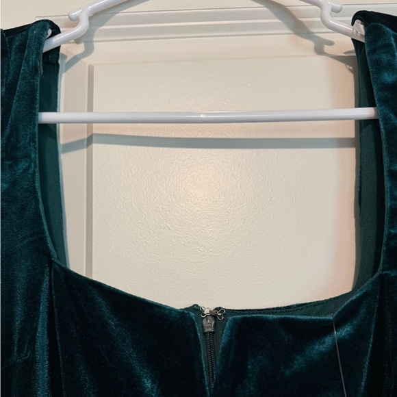 NWT Lulus Velvet Emerald Green Dress - Picture 6 of 7